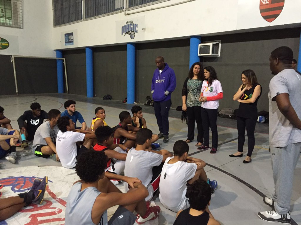 Com apoio da ONG Riso e as super agentes Mel, Renata e Luise, voltamos ao Rio de Janeiro, para presentear os jovens do projeto incrível, o Basquete Cruzada!